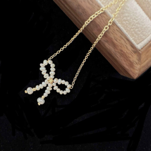 Dainty Pearl Bow
